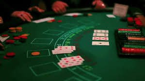 Dealer live casino idn77 menjalankan permainan secara langsung untuk pemain Indonesia